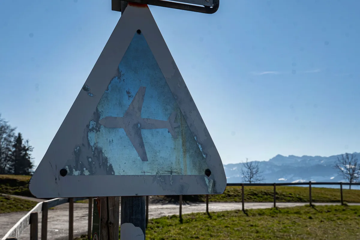 Das Schild steht auch heute noch. Aber seit 2009 ist das Flugfeld offiziell geschlossen. Fluggruppe Hasenstrick will Flugbetrieb wieder aufnehmen - aber nicht mit Flugzeugen Dürnten (bis 2009 wurde das Flugfeld genutzt)